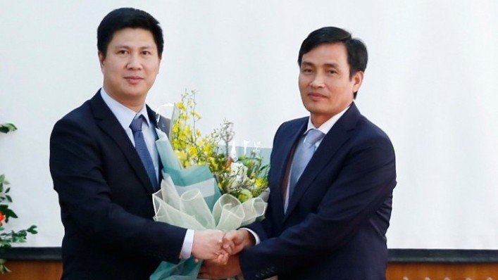 Thứ trưởng Trần Quý Kiên trao quyết định và chúc mừng đồng chí Nguyễn Quế Lâm
