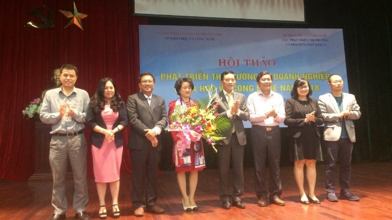 Thứ trưởng KH&CN Trần Văn Tùng (thứ 4 từ phải sang) trong buổi ra mắt Ban vận động thành lập Hiệp hội