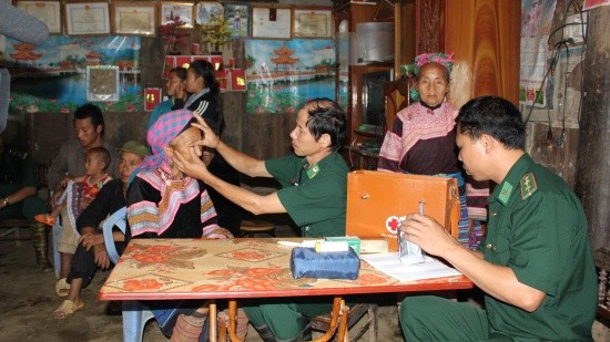 Quân y Đồn Biên phòng Pha Long, BĐBP Lào Cai khám chữa bệnh cho người dân. Ảnh: Thành Chung