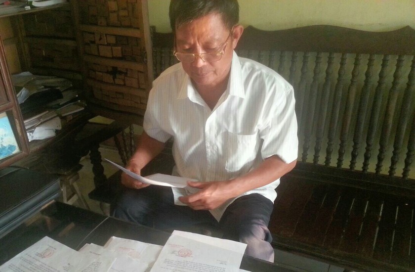 Ông Trần Văn Hùng trao đổi sự việc với phóng viên