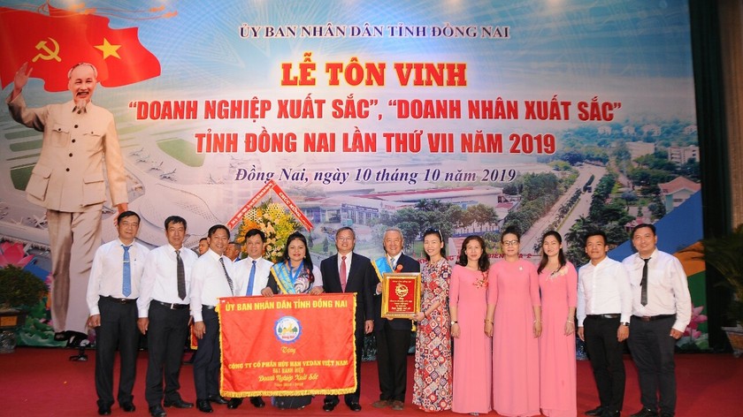 Đại diện Vedan Việt Nam nhận Bằng khen Doanh nghiệp xuất sắc