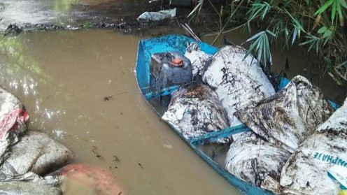Bức hình được cho là ghi lại cảnh thuyền chở dầu phế thải trên suối Trâm (xã Phú Minh, huyện Kỳ Sơn, Hòa Bình) ngày 9/10