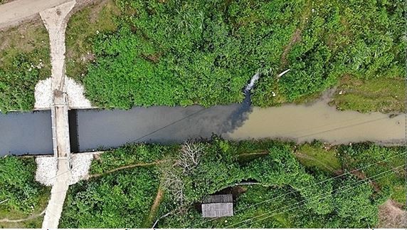 Nguồn nước ô nhiễm dầu thải từ khe núi huyện Kỳ Sơn chảy về kênh dẫn nước của Nhà máy sông Đà.
