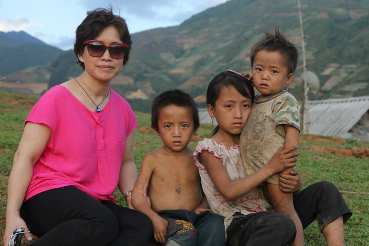Bà Thanh Chung với trẻ em vùng cao