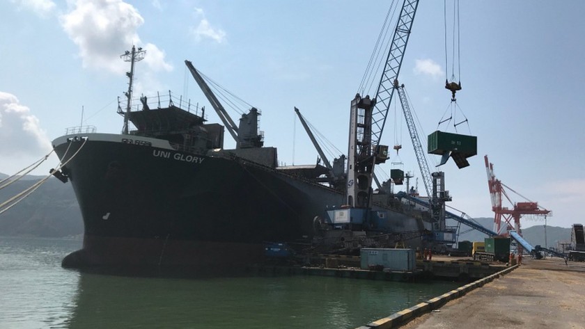 Tàu vào làm hàng tại cảng Quy Nhơn