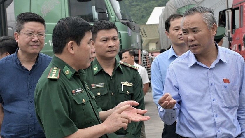 Thứ trưởng Phùng Đức Tiến (bìa phải) trao đổi với các lực lượng chức năng tại cửa khẩu Tân Thanh (Lạng Sơn)