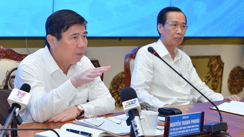 Ông Nguyễn Thành Phong (bìa trái) trong cuộc họp triển khai các nhiệm vụ phát triển kinh tế - xã hội TP Quý IV 2019