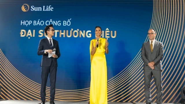 Ông Larry Madge – Tổng Giám đốc Sun Life Việt Nam (bên phải) và Hoa hậu H'Hen Niê phát biểu tại sự kiện