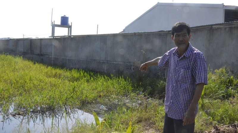 Nông dân Lê Tấn Màng chỉ rõ nơi Khang Lộc xả nước thải chưa qua xử lý trực tiếp ra môi trường