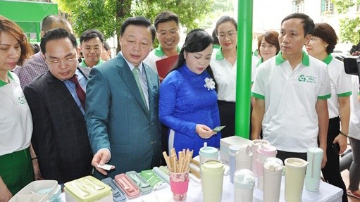 Bộ trưởng Y tế khuyến khích hạn chế dùng đồ nhựa 1 lần, túi nilon trong các bệnh viện, cơ sở y tế. Ảnh: Giadinhmoi.vn