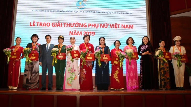 Chị Trịnh Thị Hồng người ngoài cùng bên trái là một trong 10 phụ nữ nhận giải thưởng PNVN năm 2019