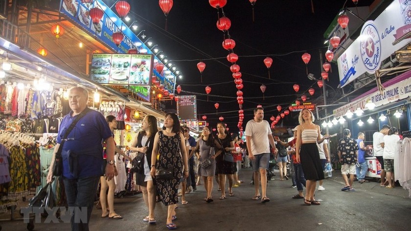 Du khách tham quan chợ đêm Phú Quốc, Kiên Giang. Ảnh minh họa nguồn TTXVN 