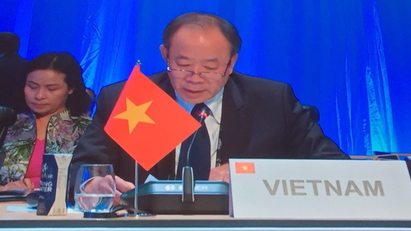 Đại sứ Việt Nam tại Pháp Nguyễn Thiệp phát biểu tại hội nghị