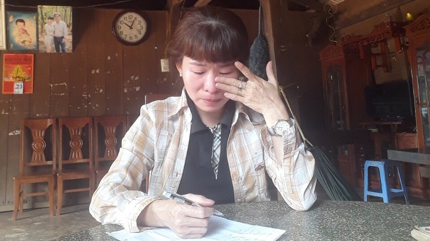 Chị Chu Thị Huyền (mẹ bị can Nhân) bức xúc phản đối việc con mình bị bắt tạm giam khi chưa đủ 18 tuổi