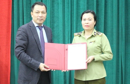 Thứ trưởng Đặng Hoàng An trao quyết định bổ nhiệm Phó Tổng cục trưởng QLTT cho bà Chu Thị Thu Hương