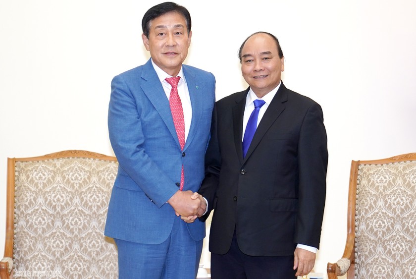 Thủ tướng Nguyễn Xuân Phúc và Chủ tịch Tập đoàn Tài chính Hana Kim Jung Tai - Ảnh: VGP/Quang Hiếu