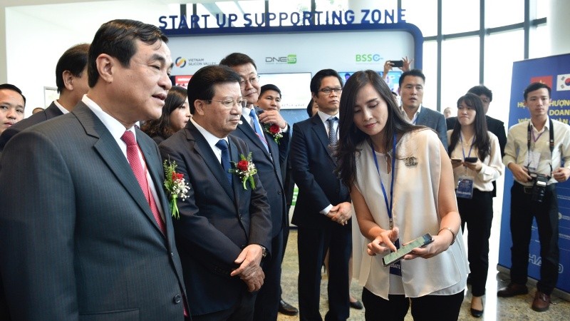 Phó Thủ tướng Trịnh Đình Dũng và các đại biểu dự Hội nghị thượng đỉnh kinh doanh Việt Nam - Hàn Quốc