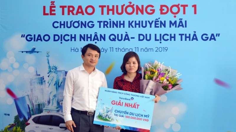 Ông Hoàng Xuân Phong - Giám đốc VietinBank Quang Minh trao giải Nhất cho khách hàng may mắn