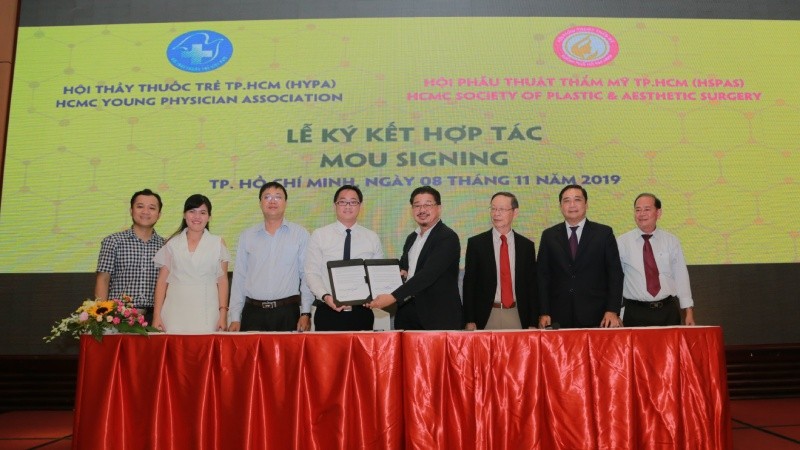 Ký kết ghi nhớ về việc hợp tác giữa Hội Thầy thuốc trẻ TP Hồ Chí Minh với Hội Phẫu thuật thẩm mỹ TP Hồ Chí Minh. Ảnh: Bảo Photo