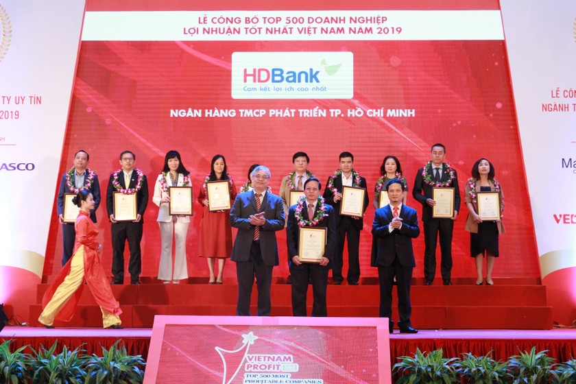Ông Nguyễn Thành Đô – Phó chủ tịch HĐQT HDBank tại buổi lễ trao top 10 Ngân hàng – tài chính – chứng khoán có lợi nhuận tốt nhất/ hoặc Hình giao dịch