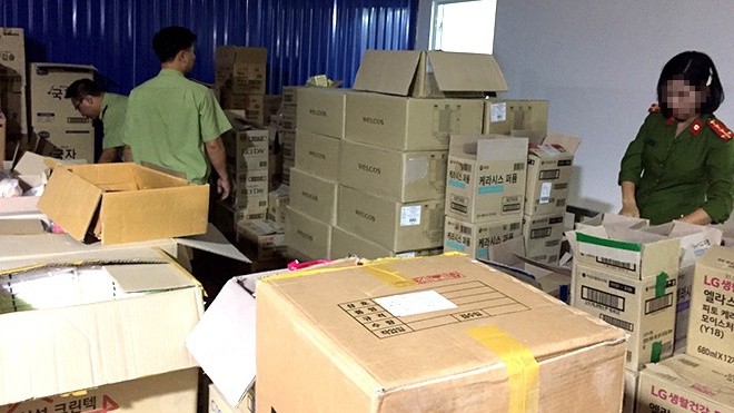 Hà Nội: Tạm giữ hàng tấn hàng mang chữ Hàn Quốc không rõ nguồn gốc