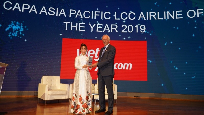 Tổng Giám đốc Vietjet Nguyễn Thị Phương Thảo (trái) nhận giải thưởng “Hãng hàng không chi phí thấp của năm tại khu vực châu Á - Thái Bình Dương” được trao bởi Chủ tịch danh dự CAPA - ông Peter Harbison