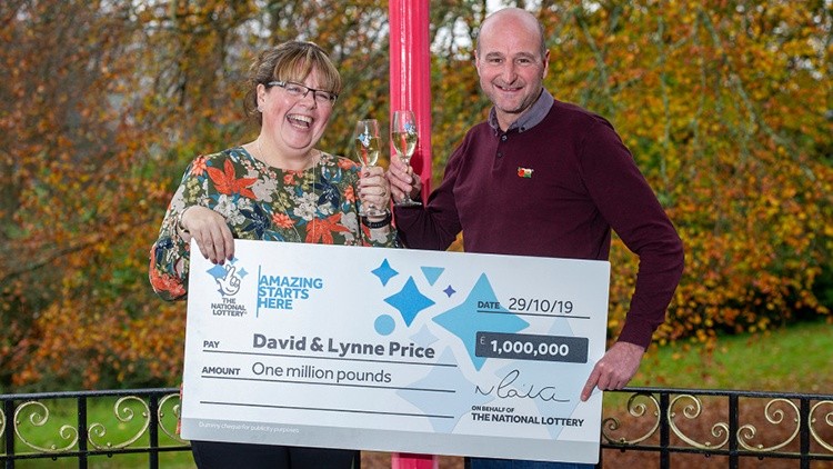 Vợ chồng Lynne và David Price trúng giải thưởng 1,3 triệu USD