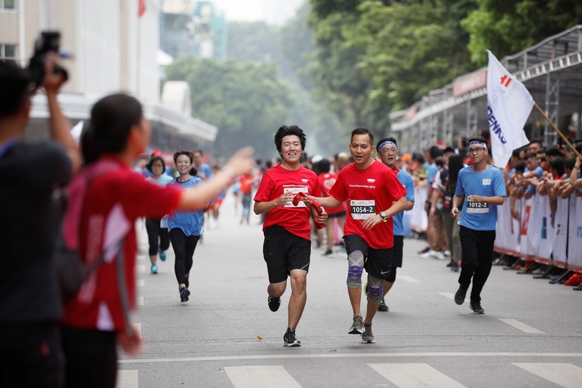 Vận động viên của Dai-ichi Life Việt Nam truyền tay nhau TASUKI (dải tiếp sức) trên đường chạy