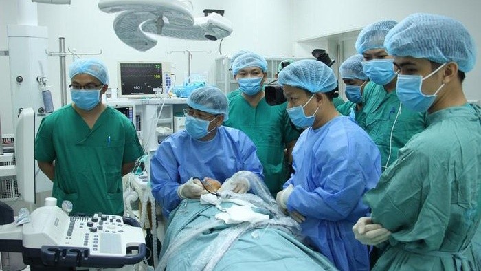 Đội ngũ y, bác sĩ sử dụng kỹ thuật mới điều trị cho bệnh nhân