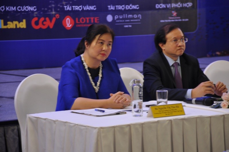 Bà Nguyễn Thị Thu Hà (bên trái), Trưởng ban tổ chức LHP tại cuộc họp báo