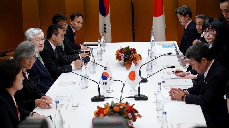 Phái đoàn Nhật Bản và Hàn Quốc tại cuộc họp vừa diễn ra. Ảnh AFP