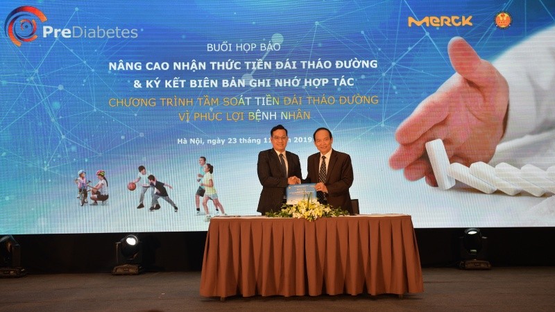 GS.TS. Trần Hữu Dàng và ông Võ Xuân Thắng đại diện Merck Việt Nam ký kết biên bản ghi nhớ chương trình tầm soát tiền ĐTĐ vì phúc lợi bệnh nhân