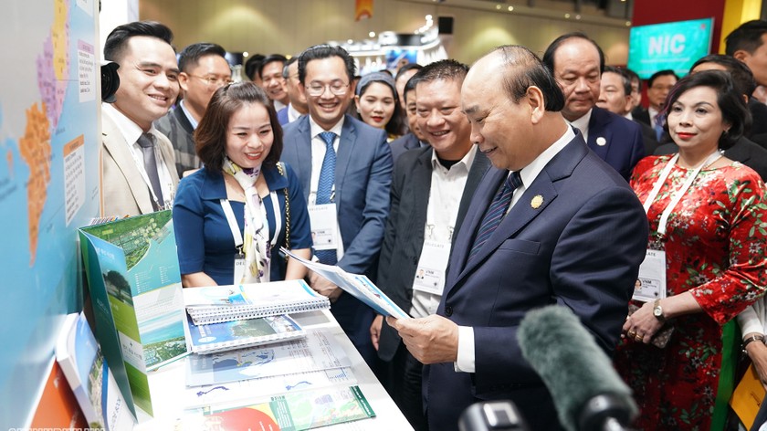 Thủ tướng thăm gian hàng Việt Nam tại Triển lãm Korea - ASEAN Invest (Ảnh: VGP)