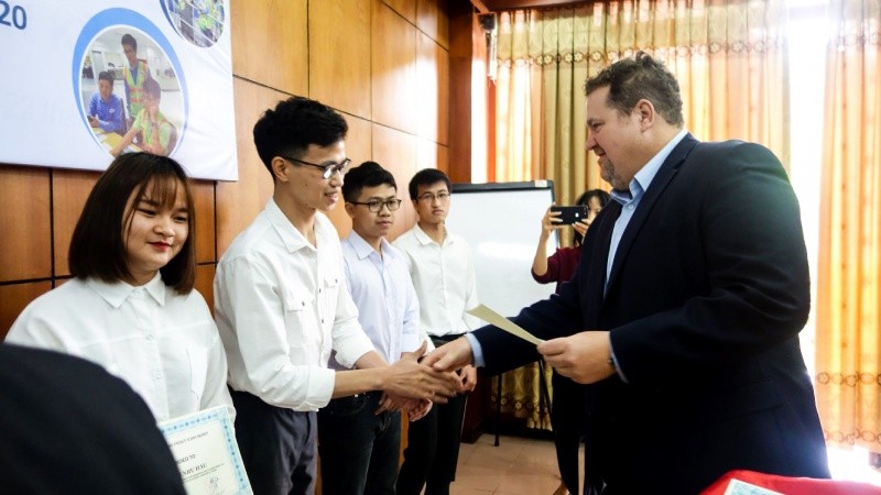 Ông David Stone, Tổng giám đốc AES Việt Nam trao học bổng cho sinh viên