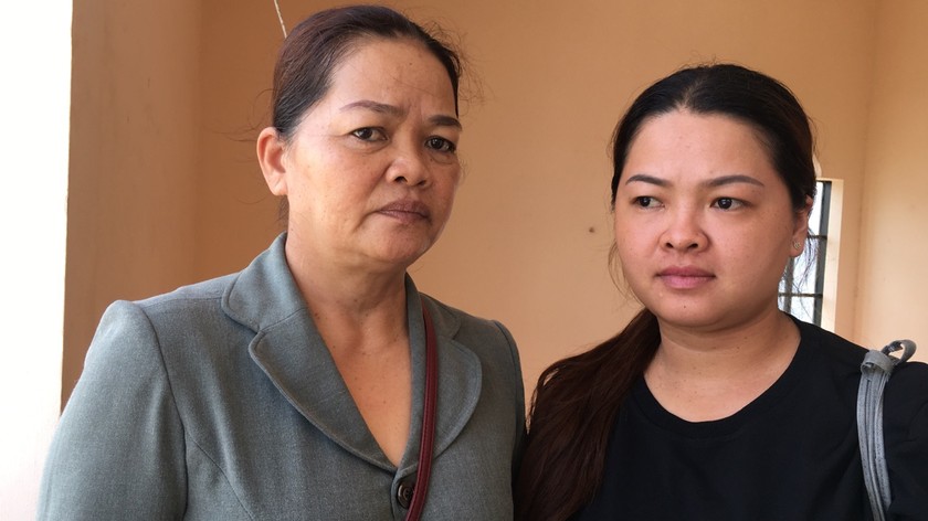 Bà Hà và con gái đến phiên tòa