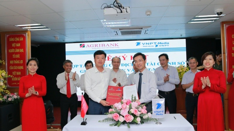 Ông Nguyễn Hải Long - Phó Tổng Giám đốc Agribank và Ông Dương Thành Long - Tổng Giám đốc VNPT - Media ( phải) ký kết hợp tác
