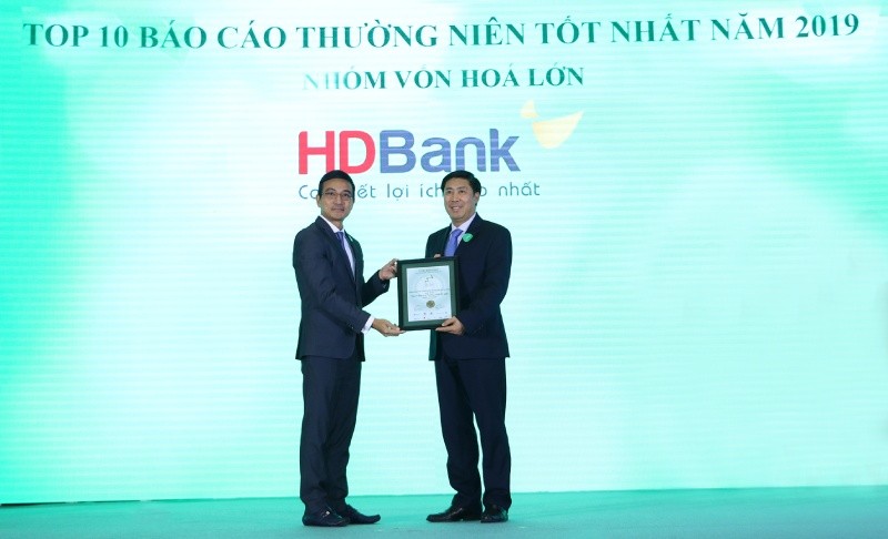 Ông Lê Thành Trung - Phó Tổng Giám đốc HDBank nhận giải từ ông Lê Hải Trà - thành viên phụ trách HĐQT HOSE, Trưởng Ban tổ chức