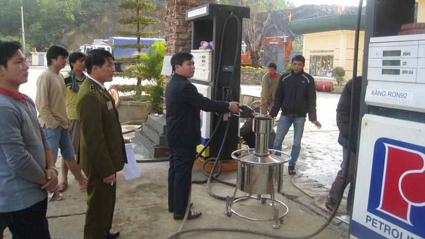 Lực lượng chức năng kiểm tra một cây xăng