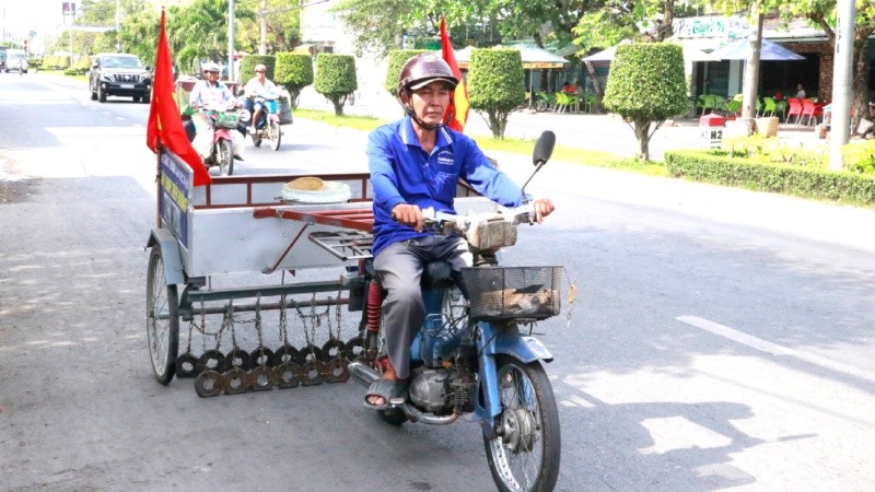 Hình ảnh ông Năm Sang chạy xe hút đinh trên đường đã quá quen thuộc với người dân Long Xuyên