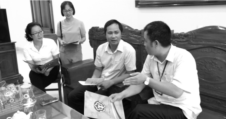 Anh Trần Minh Tuấn (ngồi giữa) chia sẻ: “Anh tham gia BHXH tự nguyện để về già có lương hưu, không phiền đến con cái”