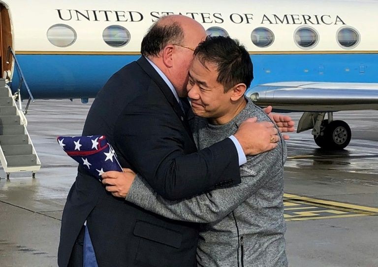 Đại sứ Mỹ tại Thụy Sỹ Edward McMullen đón ông Xiyue Wang sau khi ông này từ Iran tới Zurich
