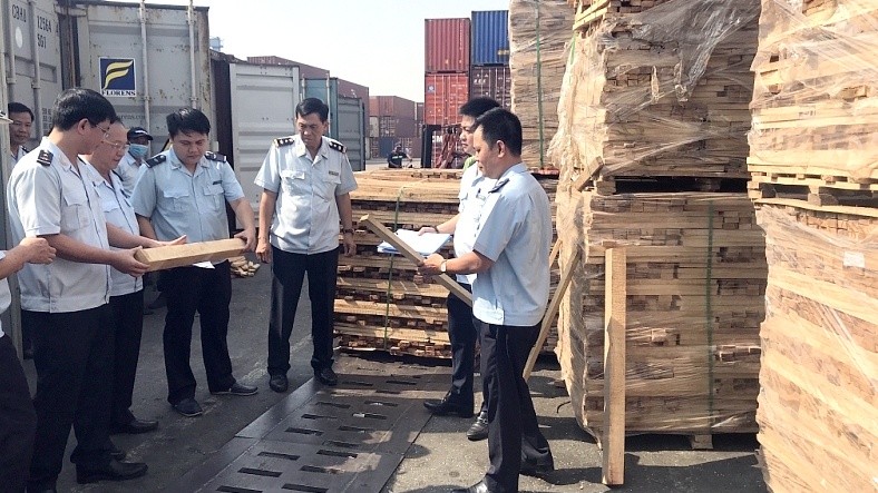 Hải quan TP HCM bắt giữ 25 container gỗ xuất khẩu gian lận thuế
