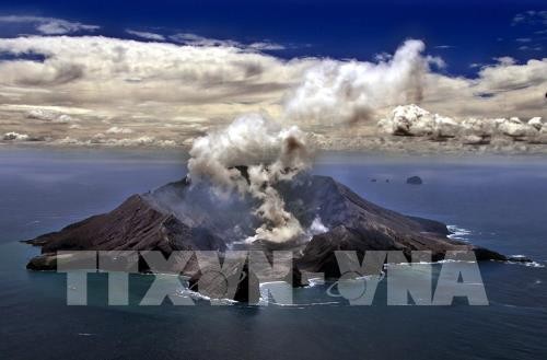 Núi lửa White Island của New Zealand phun tro bụi. Ảnh: AFP/TTXVN