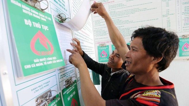 Người dân ở xã Đe Ar, huyện Mang Yang (Gia Lai) tìm hiểu các chương trình cho vay của Ngân hàng Chính sách xã hội