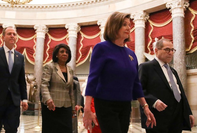 Chủ tịch Hạ viện Mỹ Nancy Pelosi (áo xanh). Ảnh: Reuters.