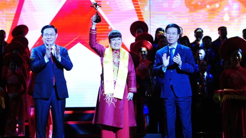 CEO Lưu Thị Thanh Mẫu nhận giải thưởng Sao Đỏ 2019