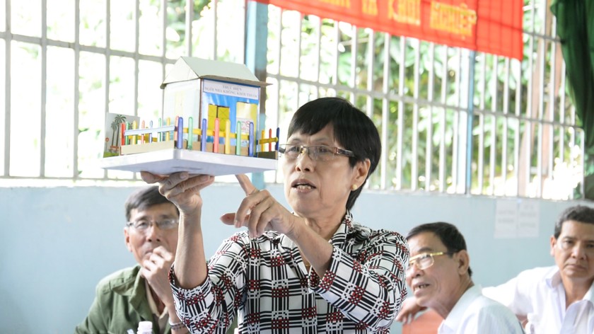 Một hội viên NCT tại Đồng Tháp giới thiệu mô hình “Ngôi nhà không khói thuốc” do bà sáng chế