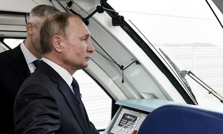 Tổng thống Putin trên tàu đi qua cầu bắc qua eo biển Kerch hôm 23/12. Ảnh: AFP