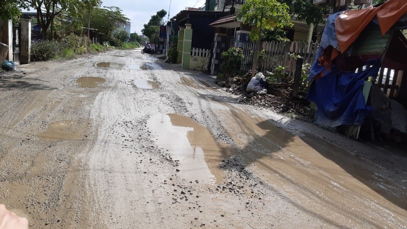 Tuyến đường dân sinh ở huyện Bình Sơn hư hỏng nặng do phục vụ cao tốc nhưng chưa được hoàn trả