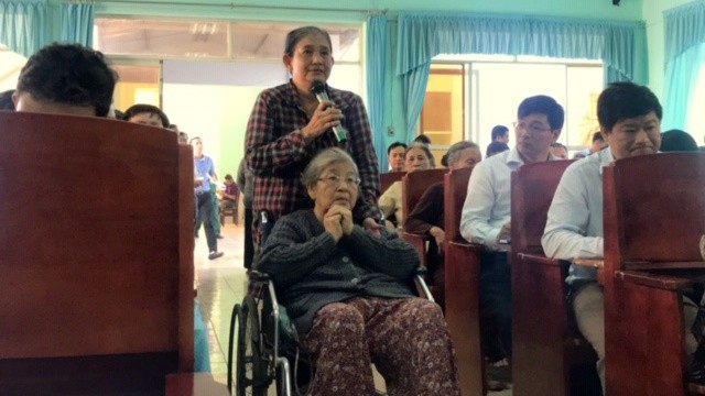 Cụ Lê Thị Phương Mai (ngồi xe lăn) nói về nỗi oan khuất tại buổi tiếp xúc cử tri của Đại biểu Quốc hội Võ Văn Thưởng - Ủy viên Bộ Chính trị, Trưởng Ban Tuyên giáo Trung ương.
